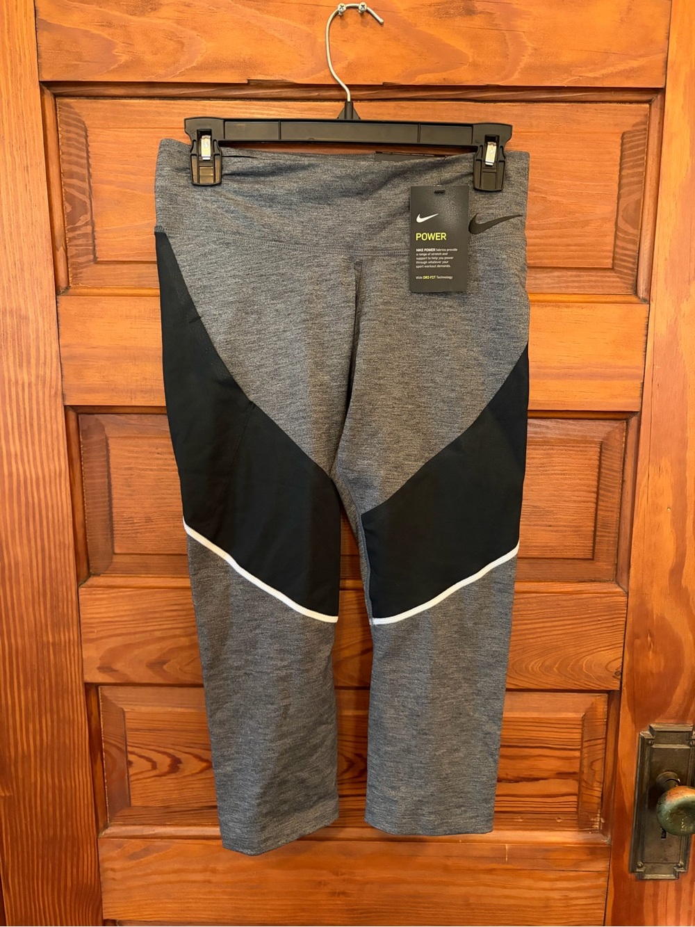 Nike women’s grey and black capri pants size medium NWT activewear